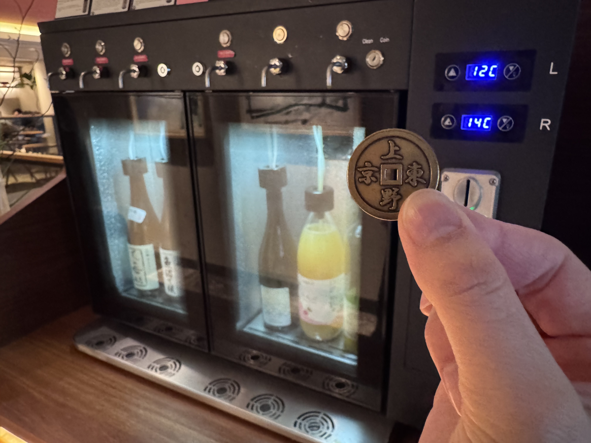 またチェックイン時に受け取ったコインで、１杯ドリンクがサービスに。コインもホテルオリジナルの、江戸を感じるモチーフとなっています。